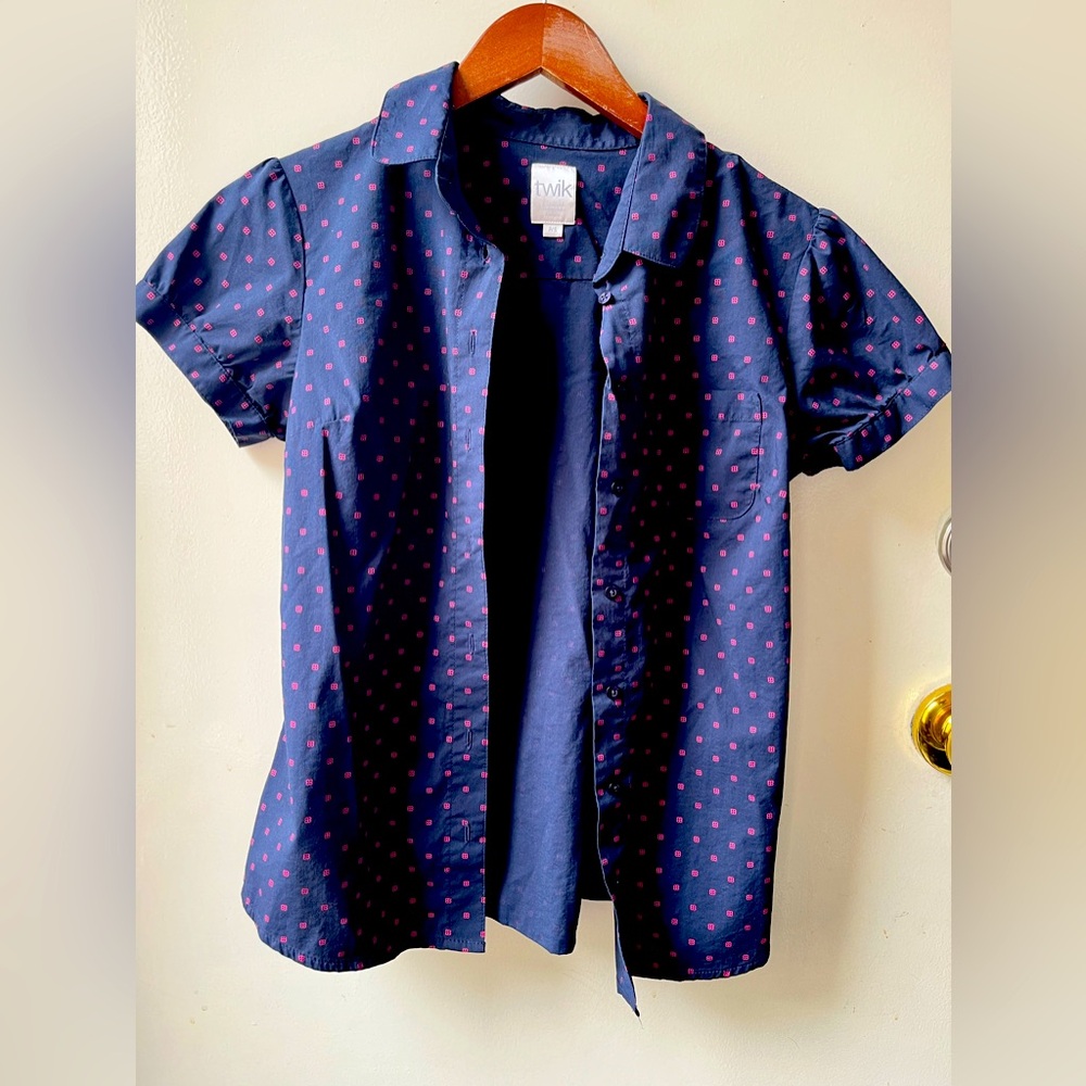 3/$25 Twik cotton button up T-shirt. Navy blue with dark pink design. Size Sml